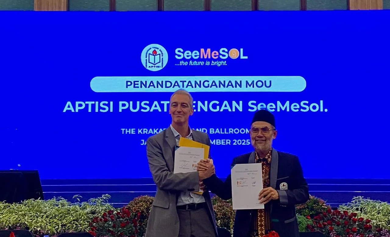 David Padgett (SeeMeSOL CEO) and Muhammad Budi Jatmiko (APTISI Chairman) signing the Cooperation Agreement at the Krakatau Ballroom, East Jakarta
